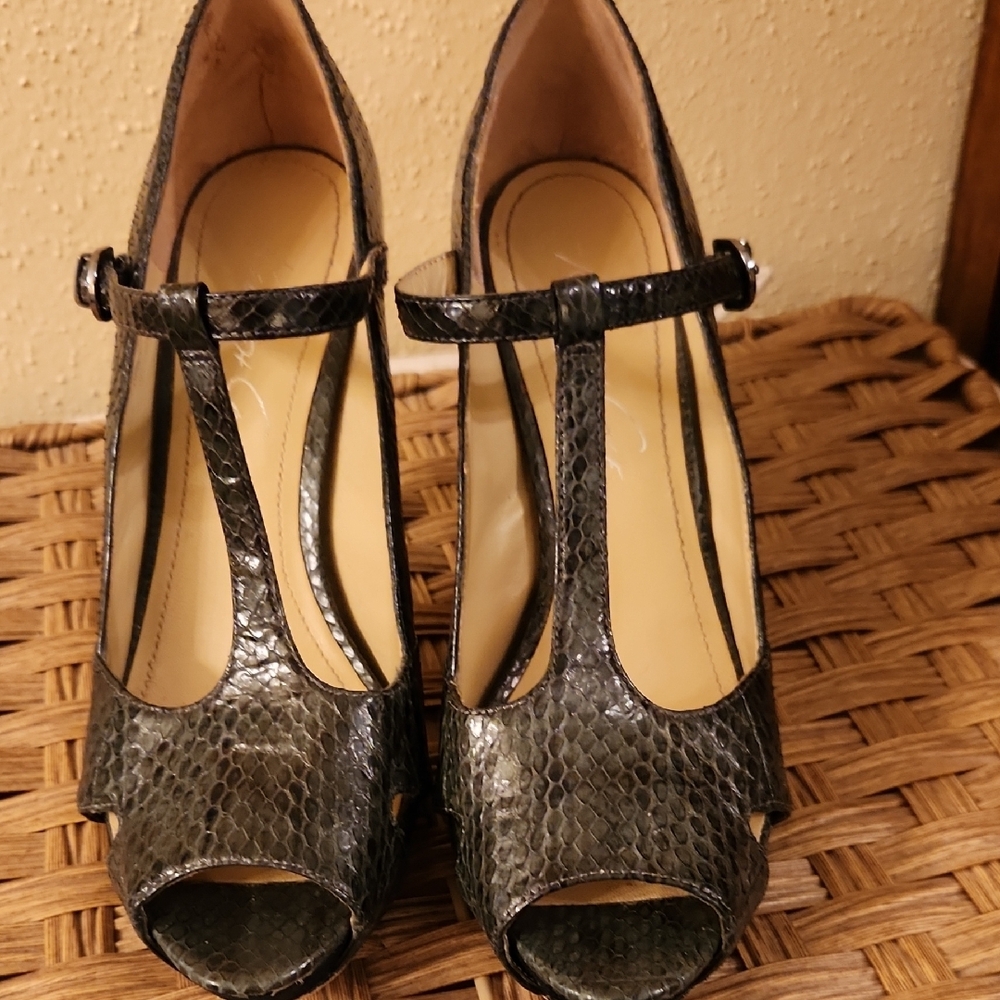Kenneth Cole Black Heels Snakeskin Design - Picture 3 of 7
